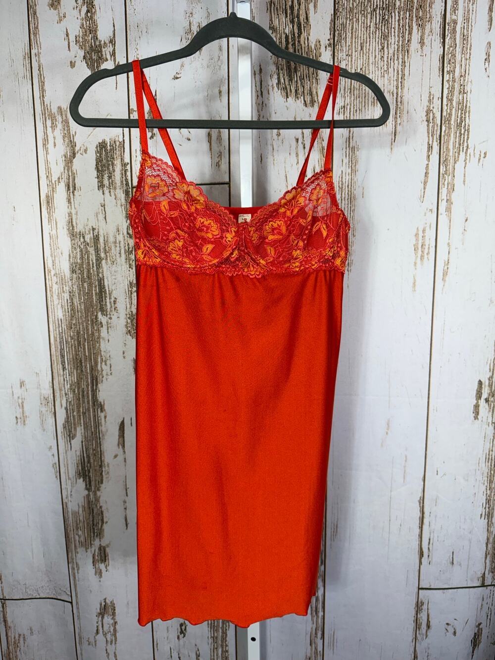 Ambrielle, Orange Teddy Lacy Cups with Underwire. Size Large. Good used cond!
